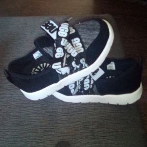 Black UGG girl shoes size 8
